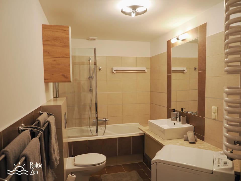 Shower, Toilet, Bathroom, Bath, towels