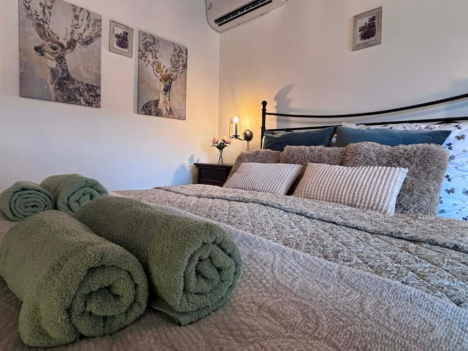 Bed, towels