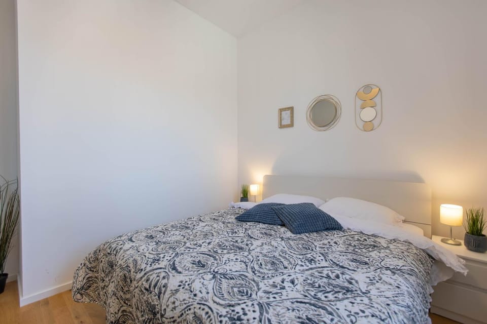 Bed, Photo of the whole room, Bedroom