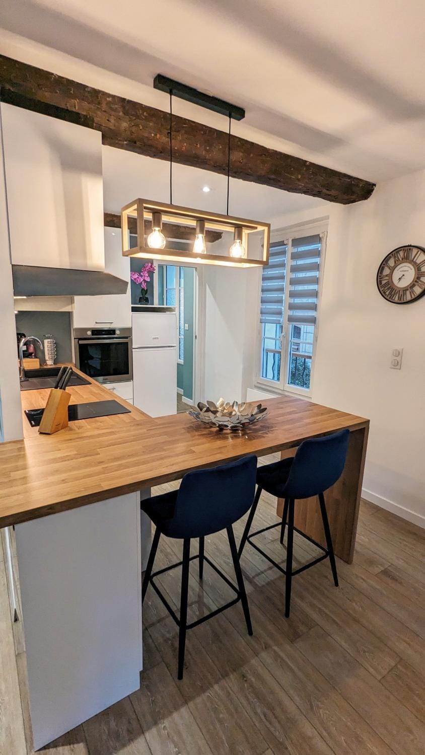 Kitchen or kitchenette, Dining area