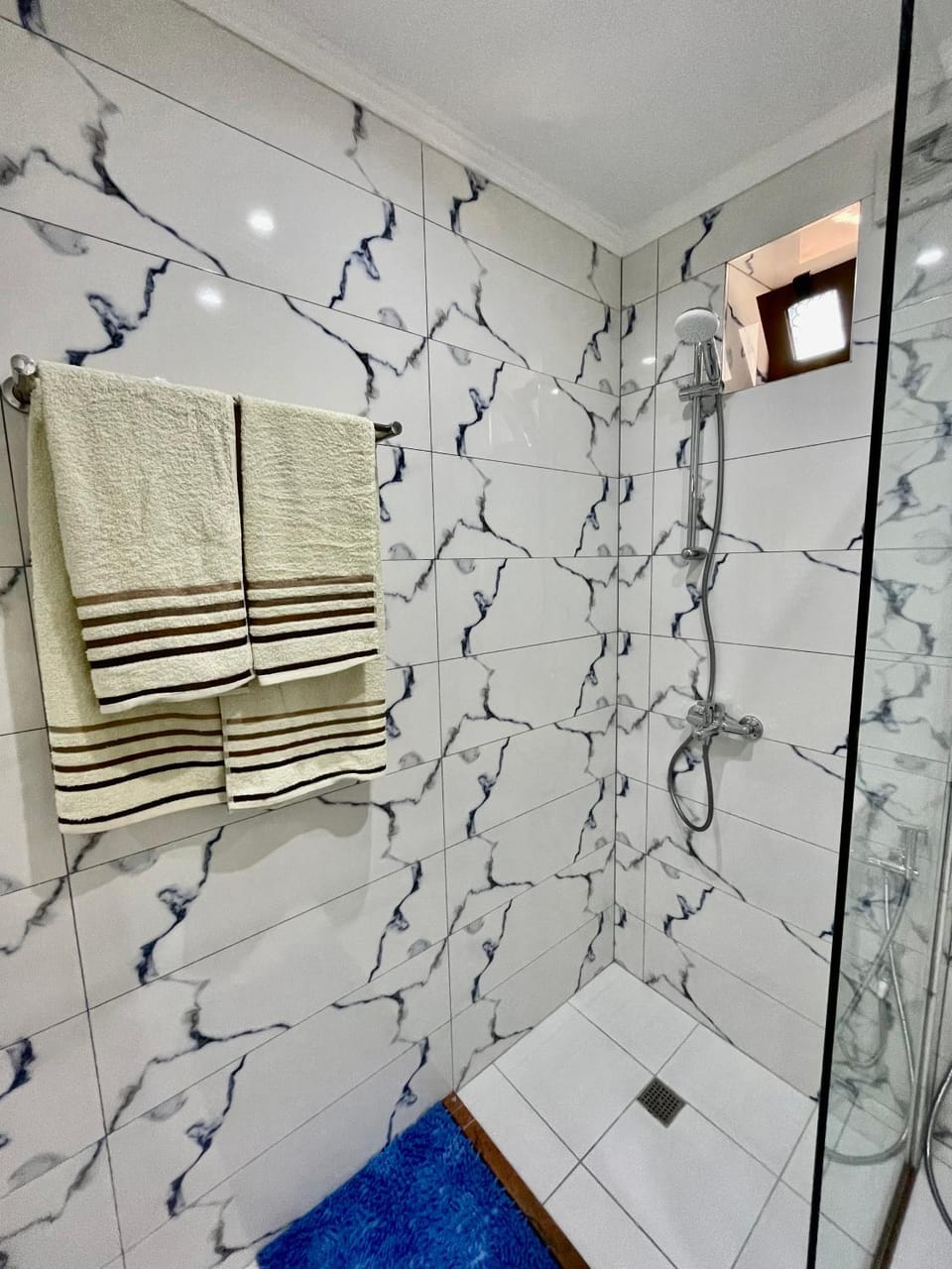 Shower, Bathroom, towels