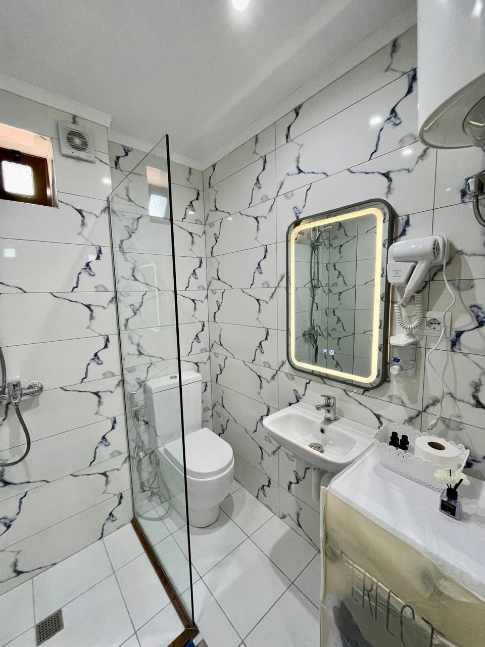 Shower, Toilet, Bathroom, towels