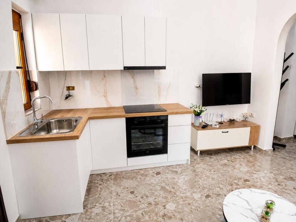 TV and multimedia, Kitchen or kitchenette, oven, stove