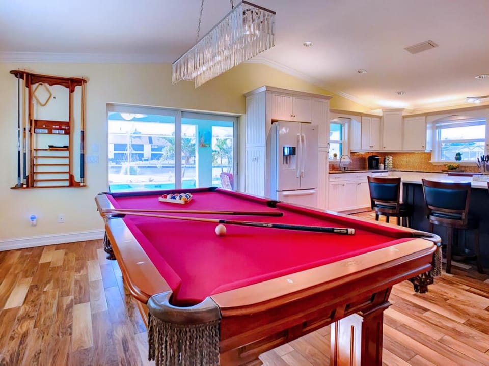 Billiard, Game Room