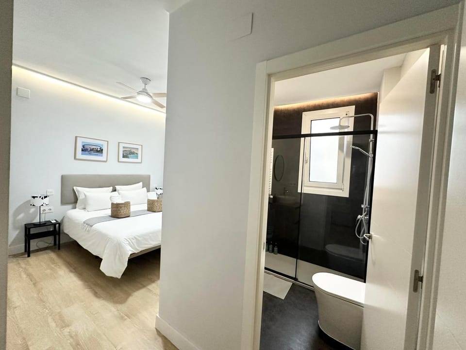 Bed, Bathroom, TV and multimedia, Photo of the whole room, Bedroom, towels