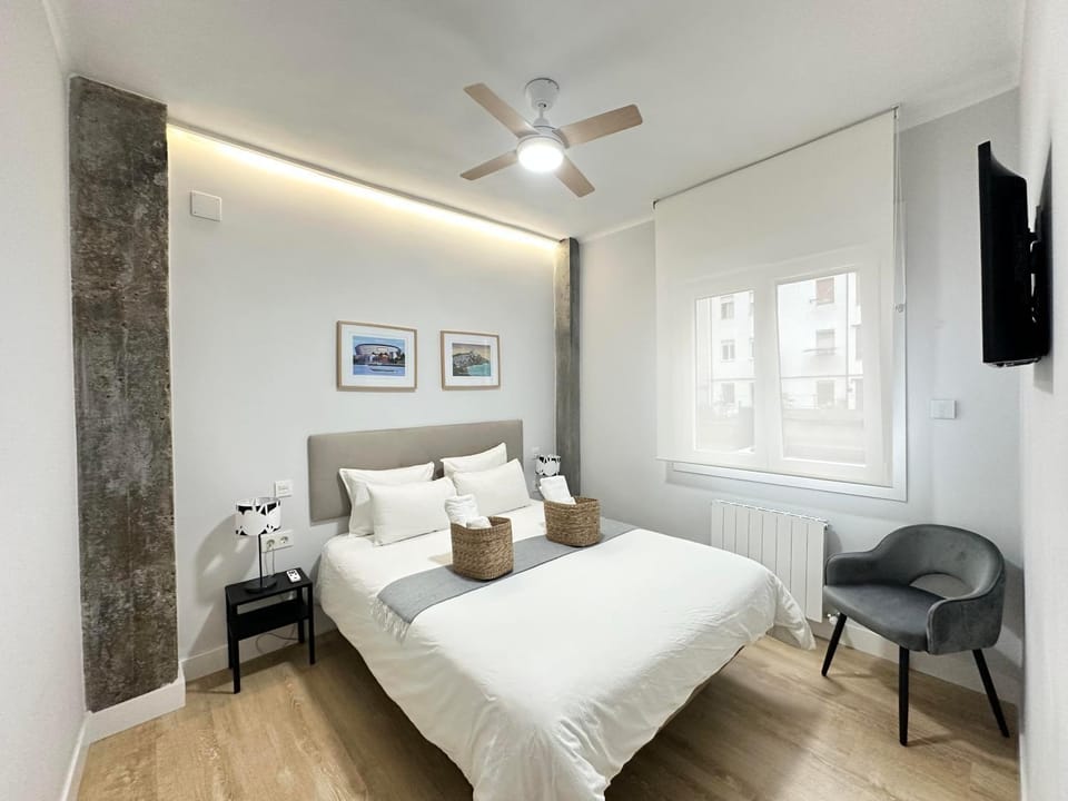 Bed, TV and multimedia, Photo of the whole room, Bedroom