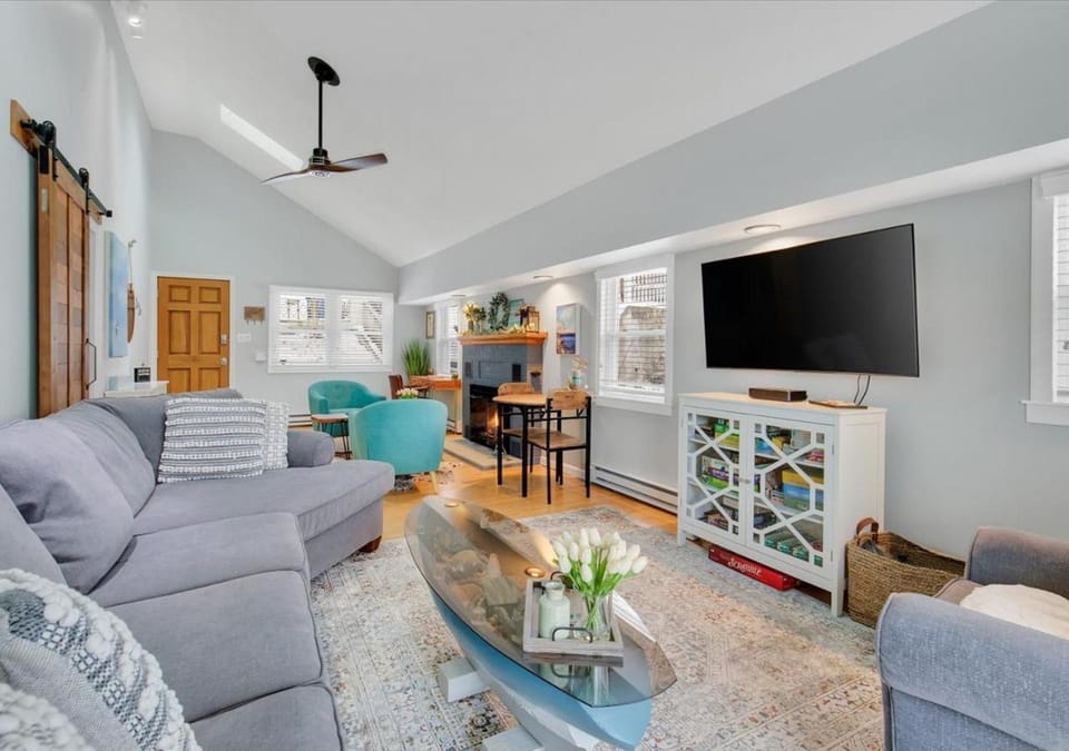 Game Room, TV and multimedia, Living room, Seating area, fireplace