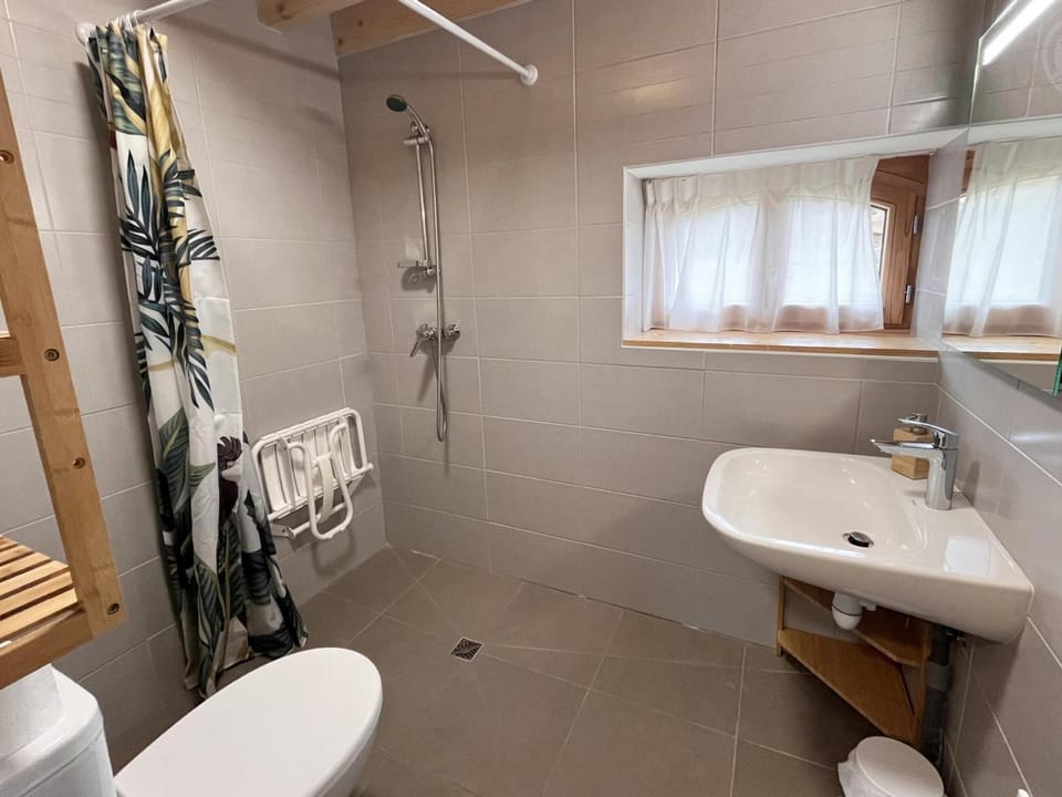 Gîte spacieux avec terrasse, nature et animaux acceptés - FR-1-496-285 House in Auvergne-Rhône-Alpes