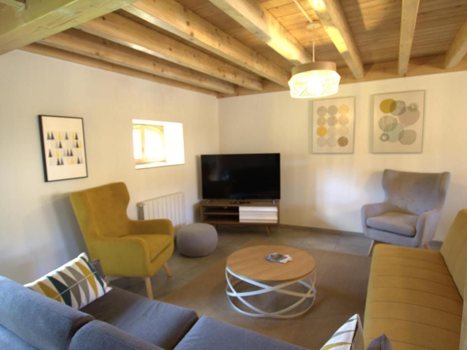 Gîte spacieux avec terrasse, nature et animaux acceptés - FR-1-496-285 House in Auvergne-Rhône-Alpes