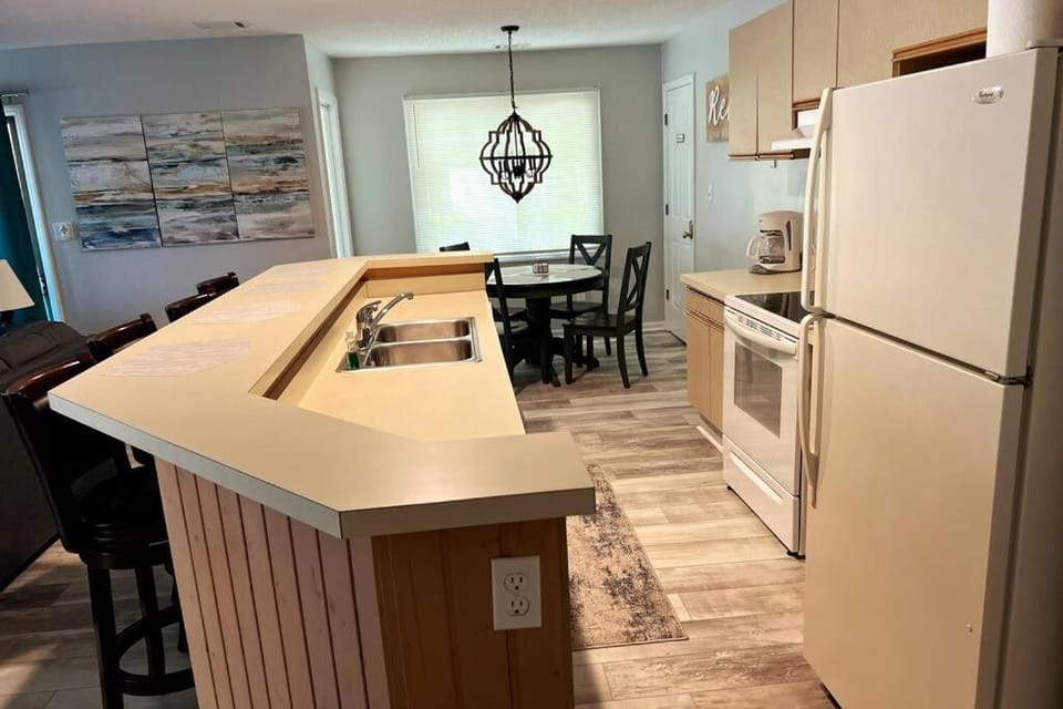 Kitchen or kitchenette, Dining area, pet friendly, stove