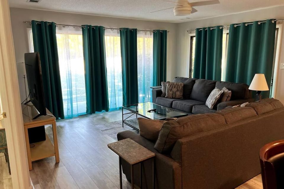TV and multimedia, Living room, Seating area, fireplace