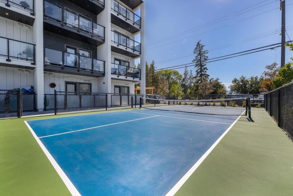 Top Floor Lakeshore Views Near Skiing House in Vernon