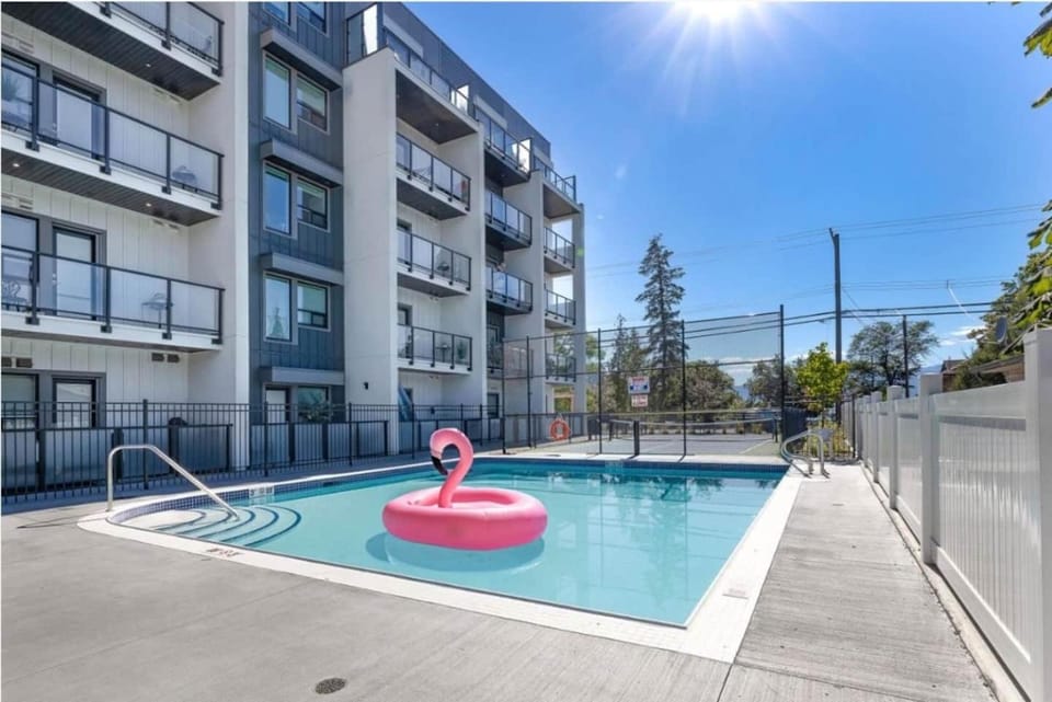 Top Floor Lakeshore Views Near Skiing House in Vernon