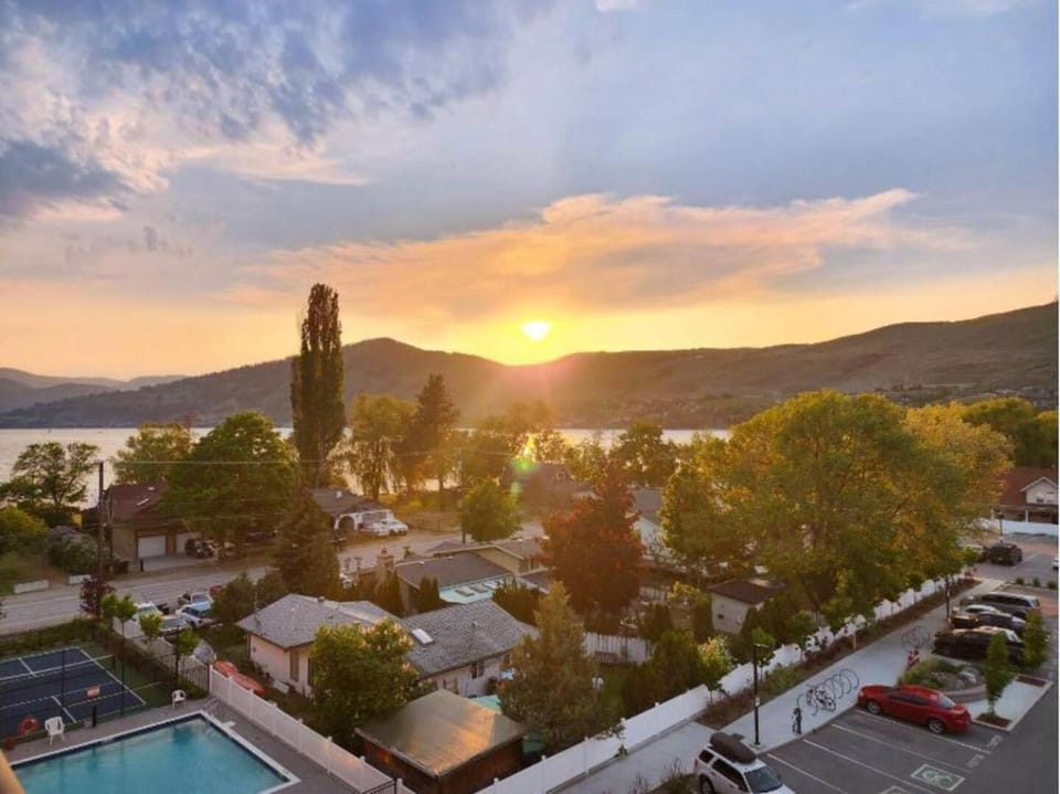 Top Floor Lakeshore Views Near Skiing House in Vernon