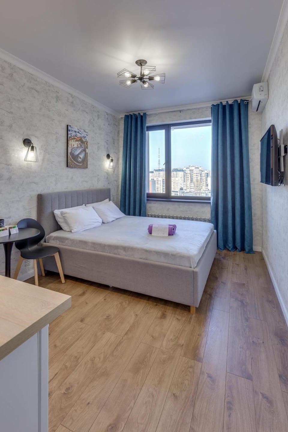 Bed, TV and multimedia, Photo of the whole room, hair dresser