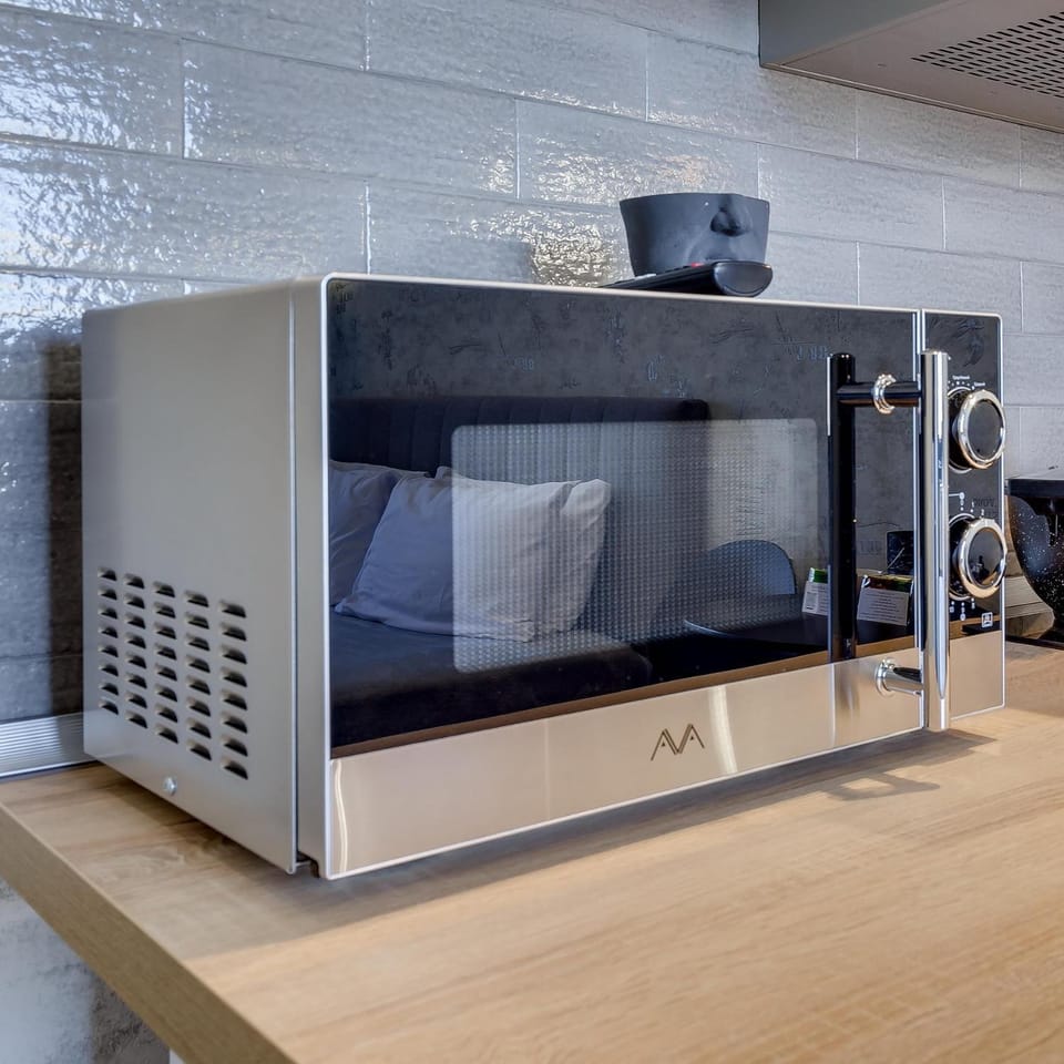 Kitchen or kitchenette, minibar