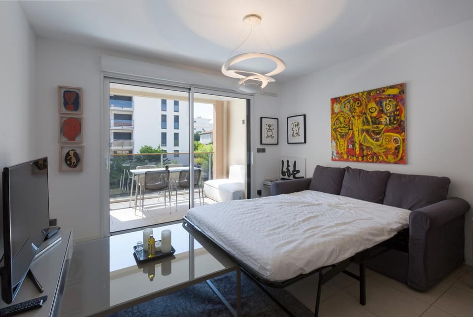 Bed, Living room