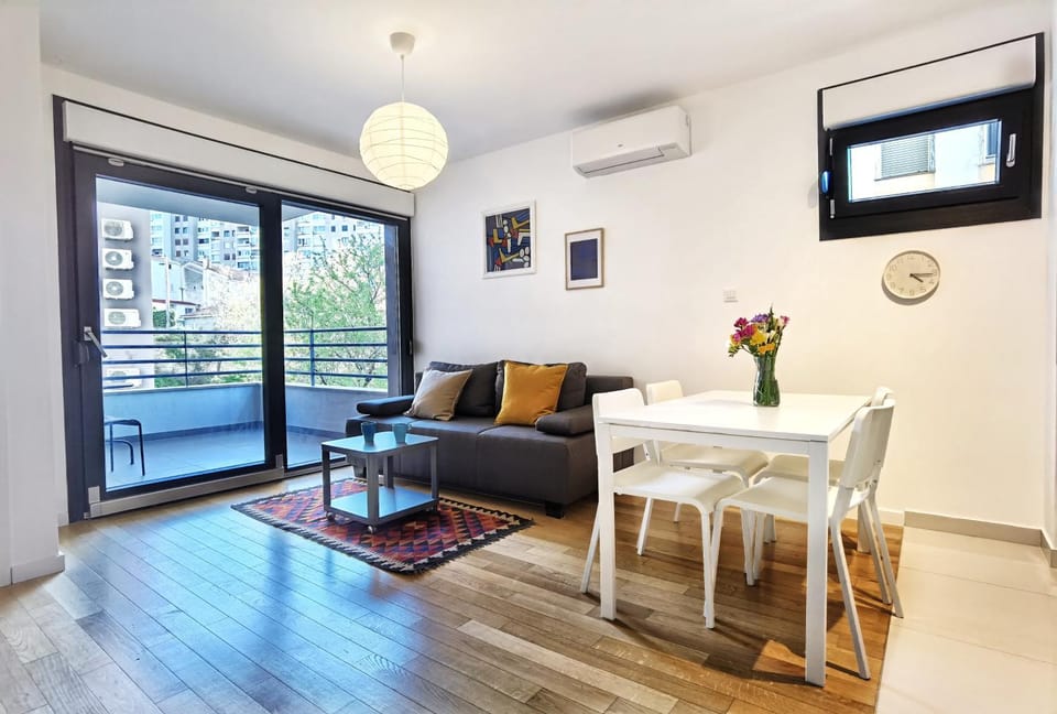 Living room, Seating area, Dining area, air conditioner