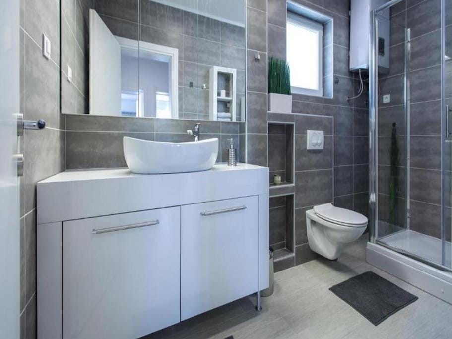 Shower, Toilet, Bathroom