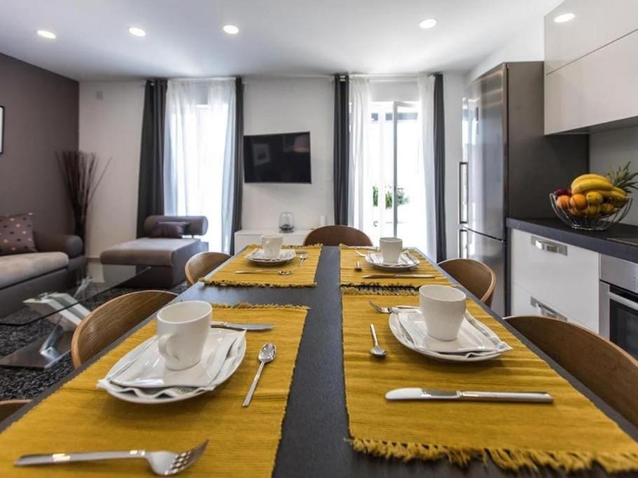 TV and multimedia, Living room, Seating area, Dining area