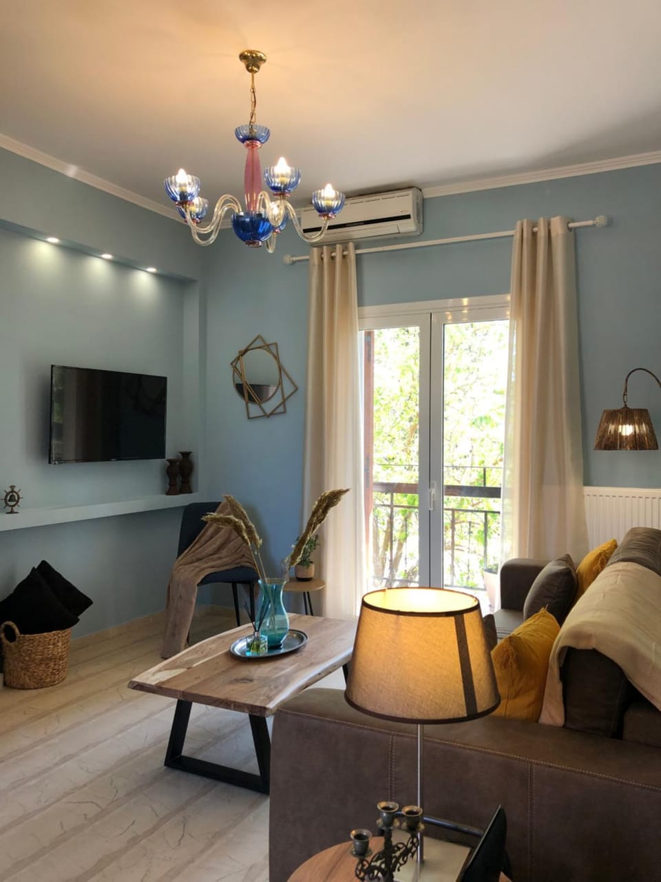 TV and multimedia, Balcony/Terrace, Living room, Seating area, Garden view, air conditioner