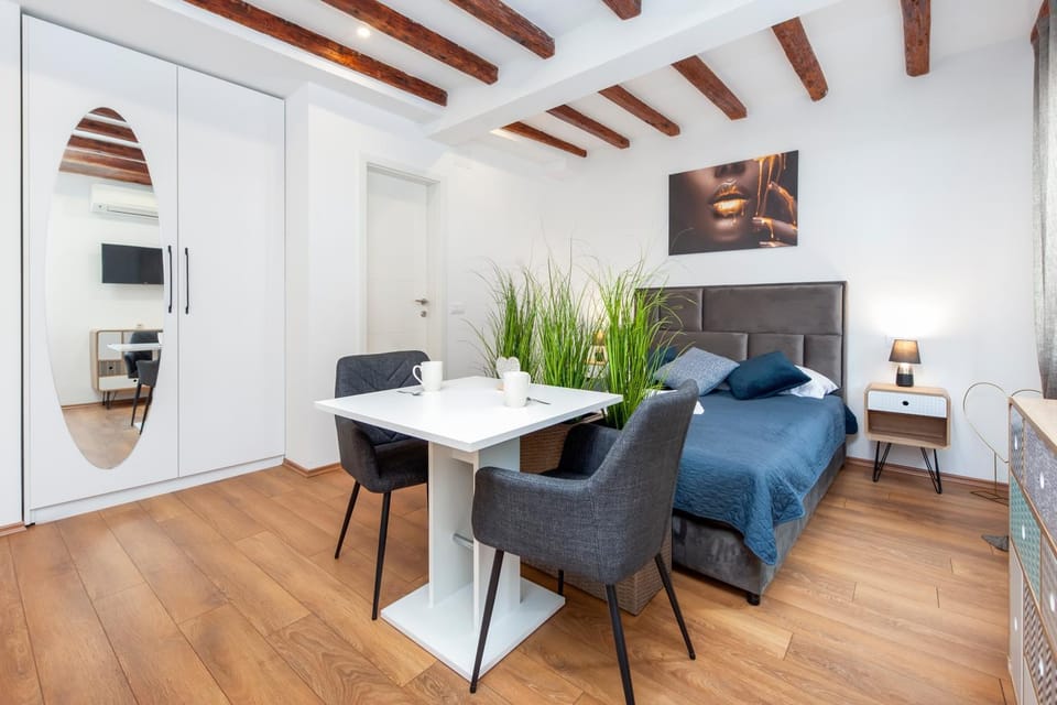 Bed, Dining area