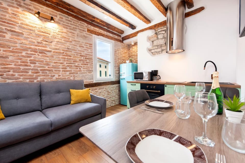 Kitchen or kitchenette, Seating area, Dining area