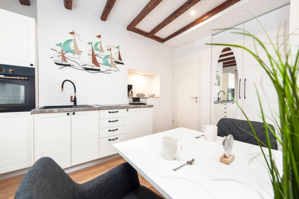 Kitchen or kitchenette, Seating area