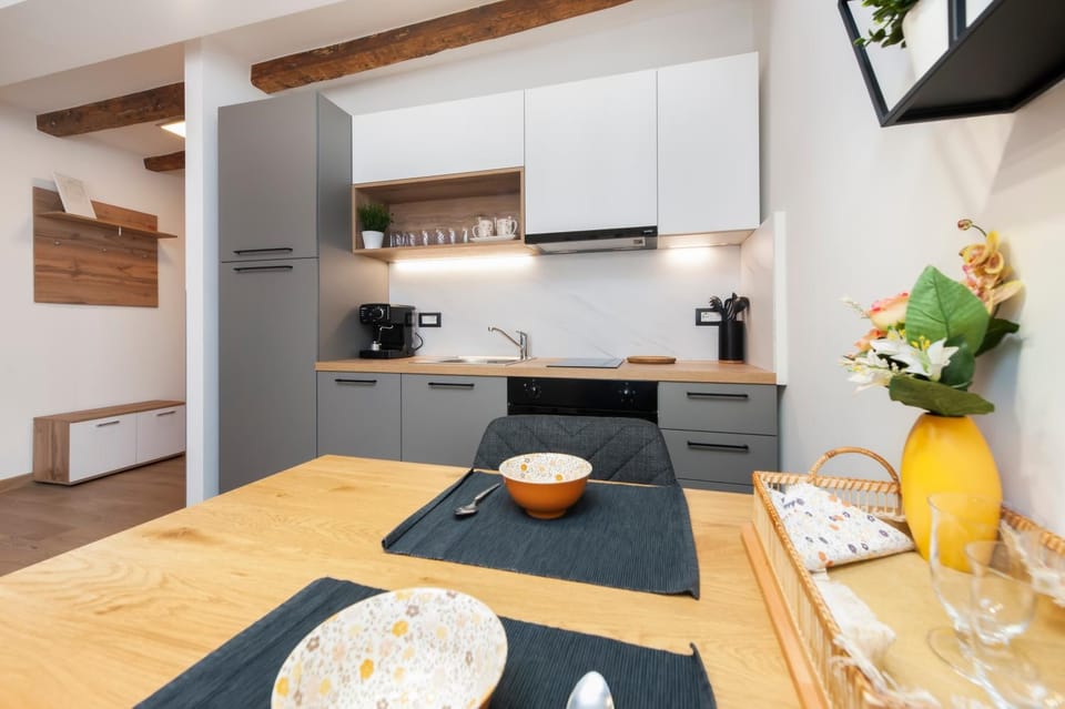 Kitchen or kitchenette, Dining area