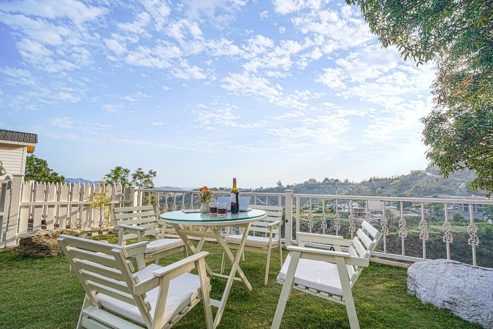 Property building, Day, Natural landscape, Garden, Balcony/Terrace, Seating area, Mountain view, Breakfast