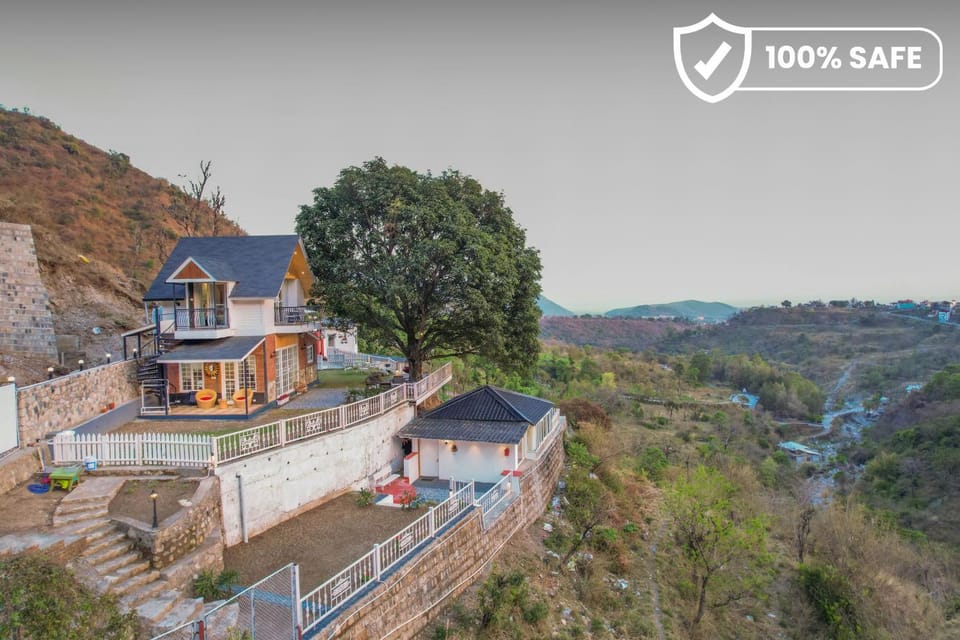 Property building, Day, Neighbourhood, Natural landscape, Mountain view