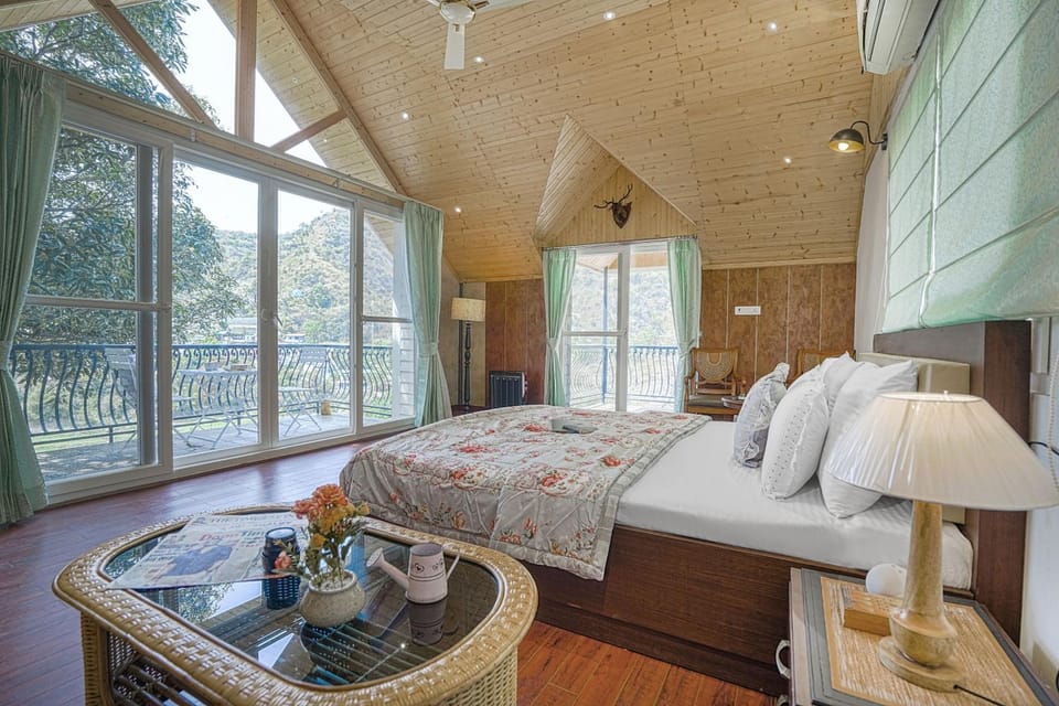 Bed, Balcony/Terrace, Seating area, Bedroom, Mountain view, fireplace, air conditioner