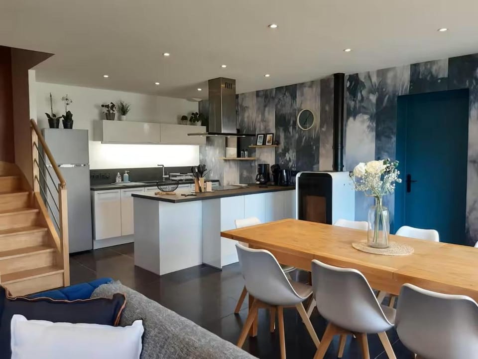 Kitchen or kitchenette, Dining area, dishwasher, pet friendly, stove