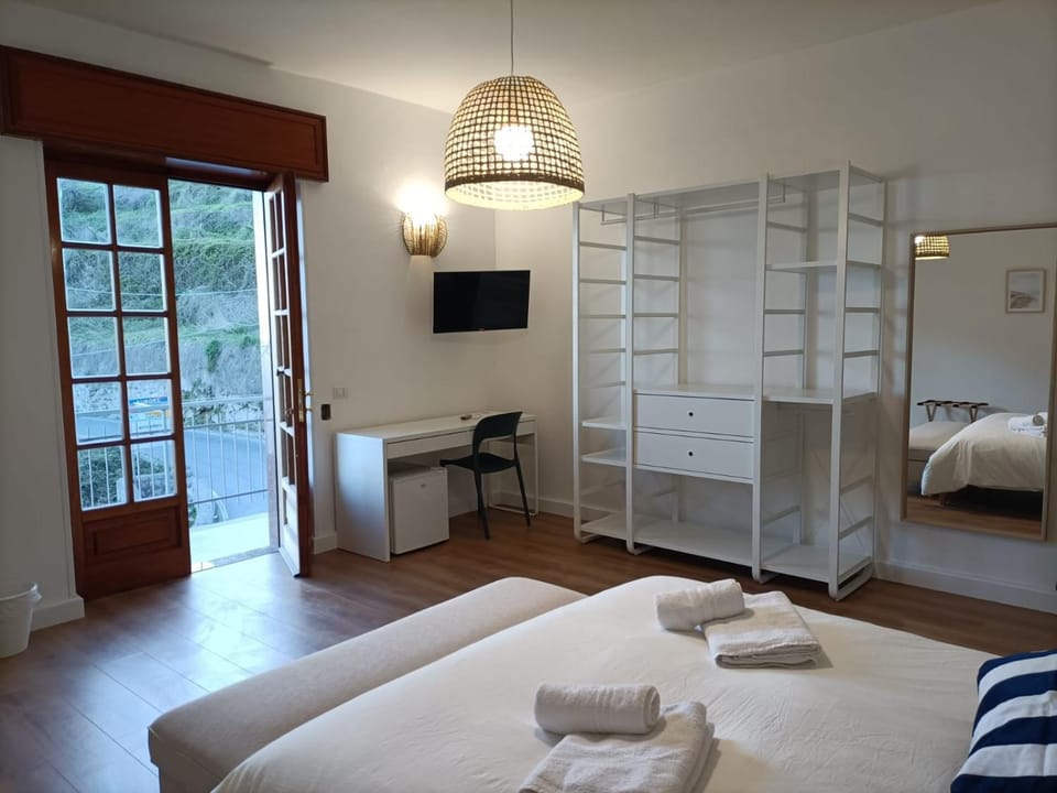 Bed, TV and multimedia, Photo of the whole room, Bedroom, wardrobe
