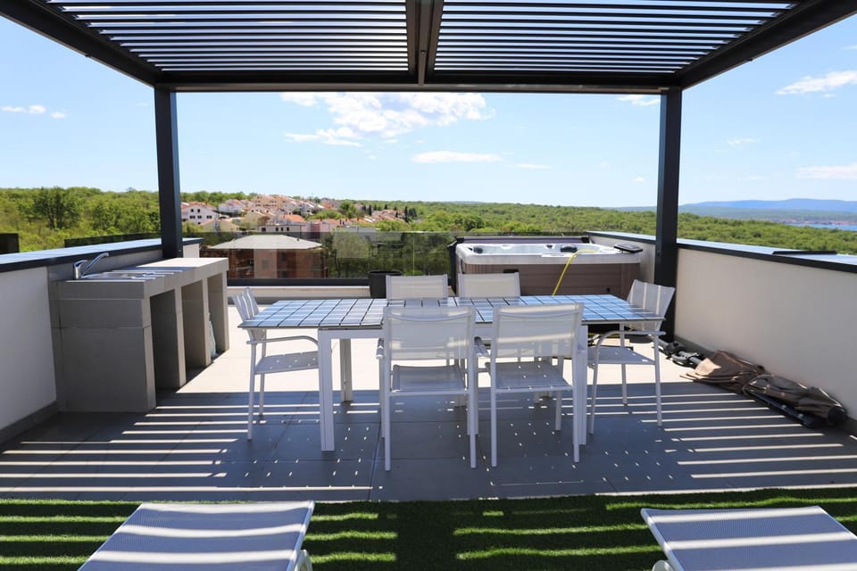 Natural landscape, View (from property/room), Balcony/Terrace, Seating area, Dining area, Sea view, Swimming pool, Breakfast