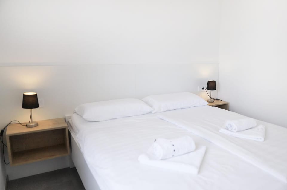 Bed, Photo of the whole room, Bedroom, towels