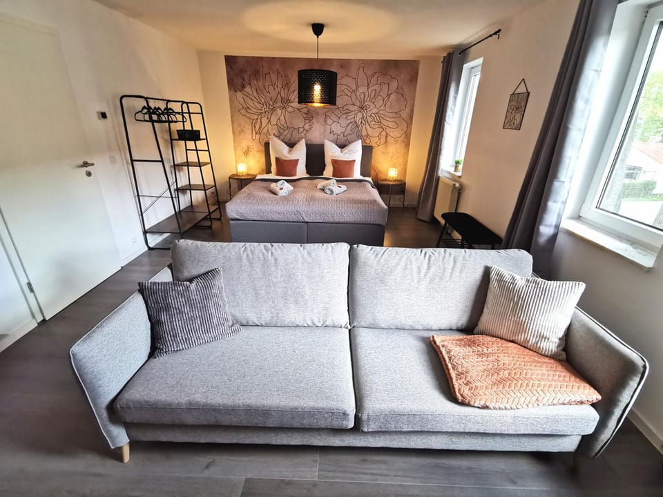 Bed, Living room, Photo of the whole room, Seating area, Bedroom