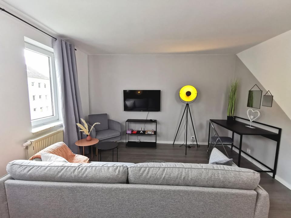 Communal lounge/ TV room, TV and multimedia, Living room, Seating area, Evening entertainment