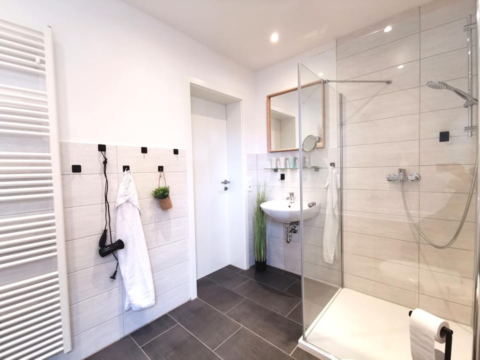 Shower, Toilet, Bathroom, towels