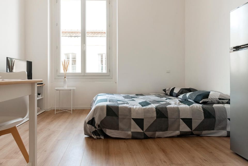 Bed, TV and multimedia, Bedroom