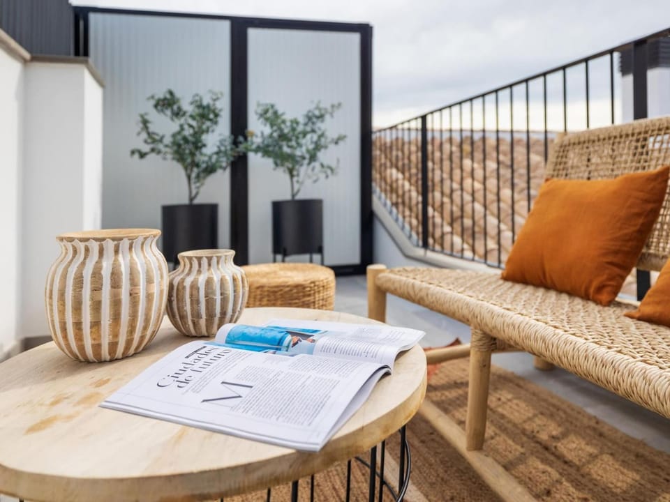 Balcony/Terrace, City view, Mountain view