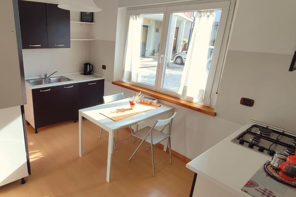 Kitchen or kitchenette, Dining area, stove