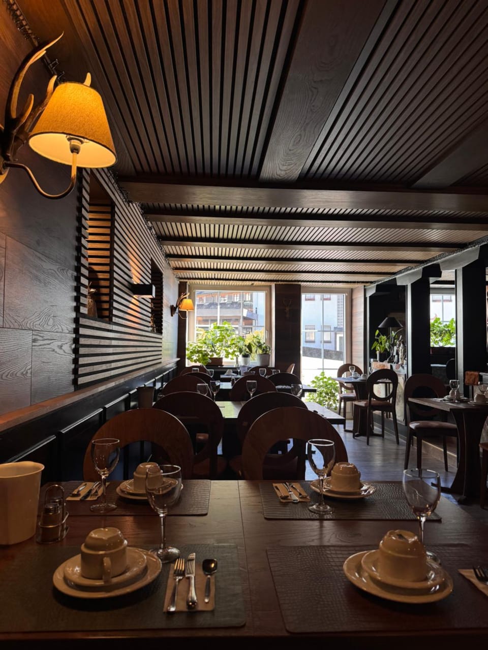 Property building, Restaurant/places to eat, Seating area, Dining area, Buffet breakfast