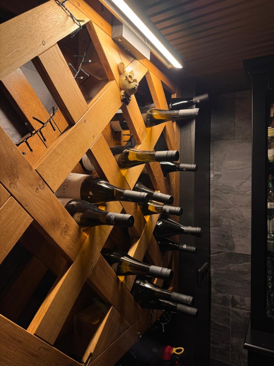Property building, Restaurant/places to eat, Alcoholic drinks