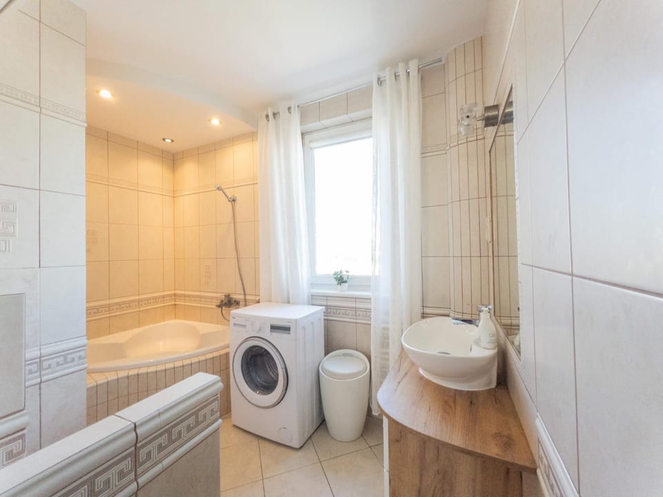 Shower, Toilet, Bathroom, Bath, towels, washing machine, dryer