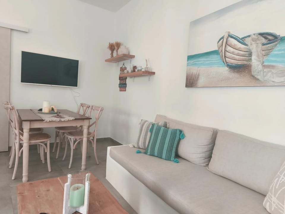 Communal lounge/ TV room, TV and multimedia, Living room, Seating area, Dining area, Evening entertainment