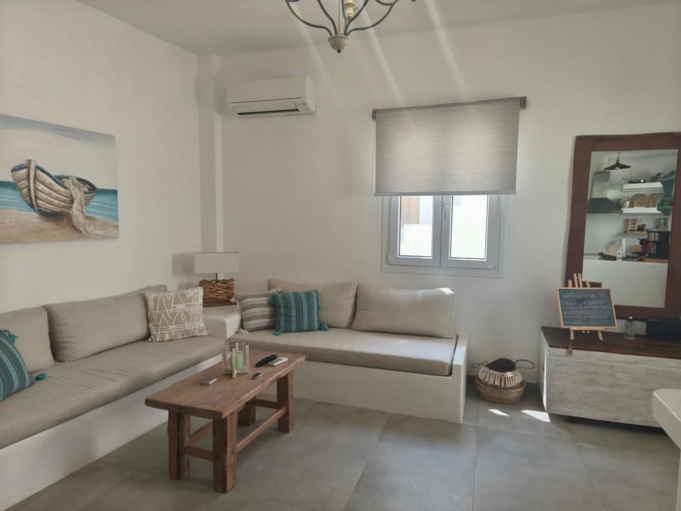 Living room, Seating area, air conditioner