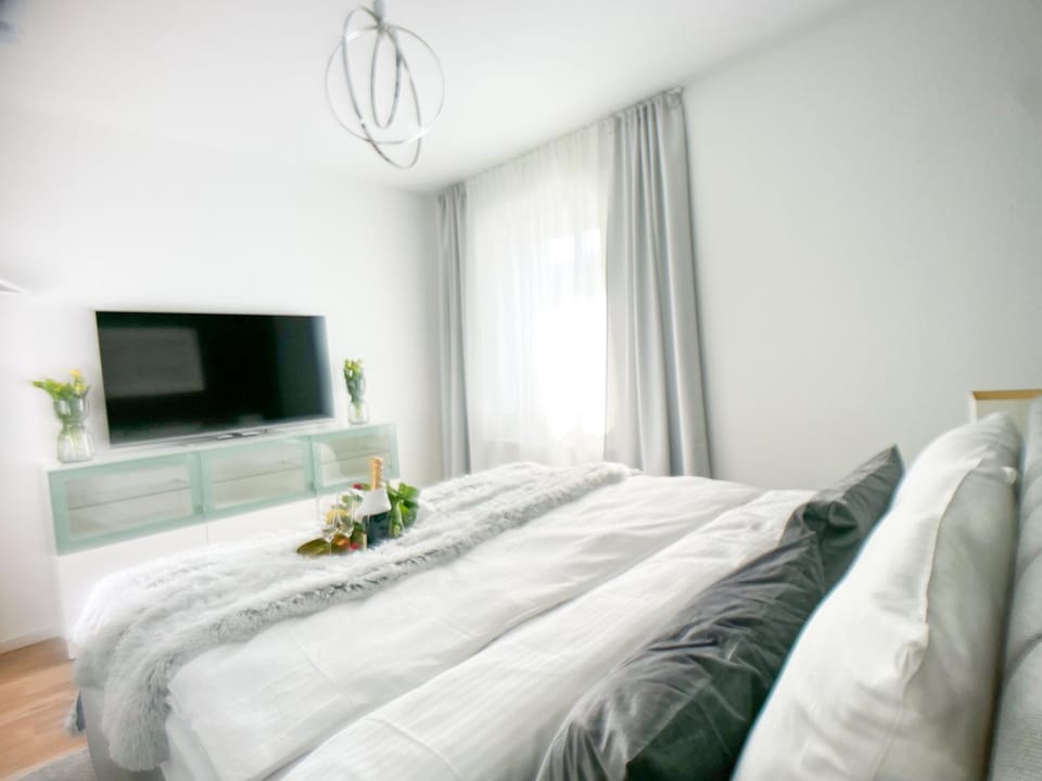 Bed, TV and multimedia, Photo of the whole room, Bedroom