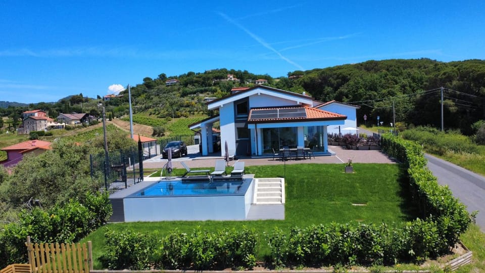Property building, Day, Natural landscape, Garden, Hot Tub, Garden view, Open Air Bath
