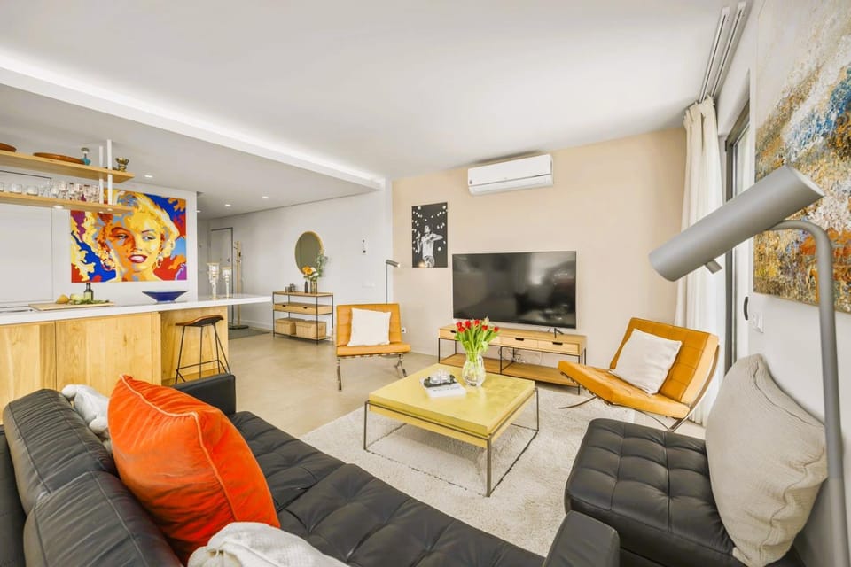 TV and multimedia, Living room, Seating area, Evening entertainment, air conditioner